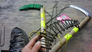鎌のサヤを作っている 鎌のサヤを作っている